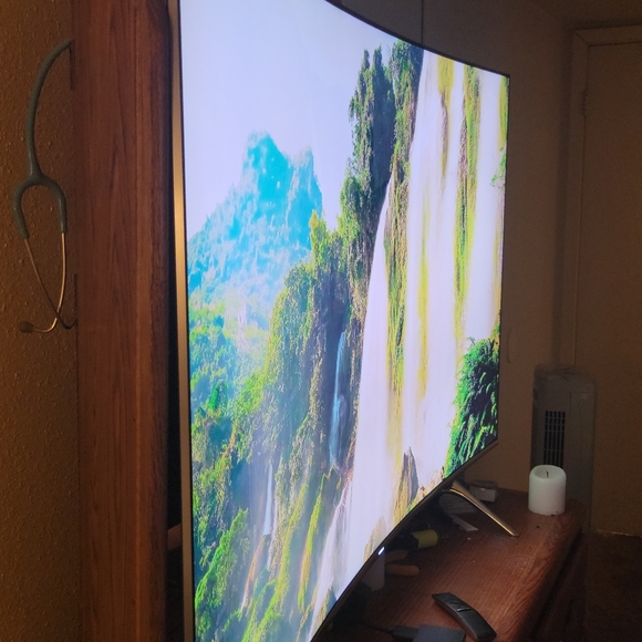Samsung 65" quantum dot LED CURVED smart TV - Picture 6 of 13